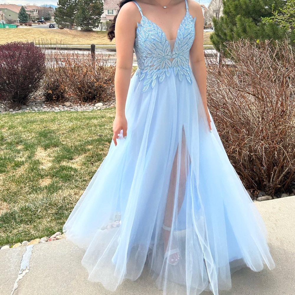 sky blue prom/formal dress. Size: 3 juniors (standard 2-4) Brand: Blondie nites